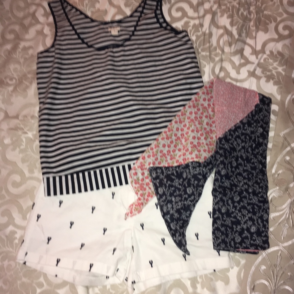 Adorable white shorts with embroidered lobsters!